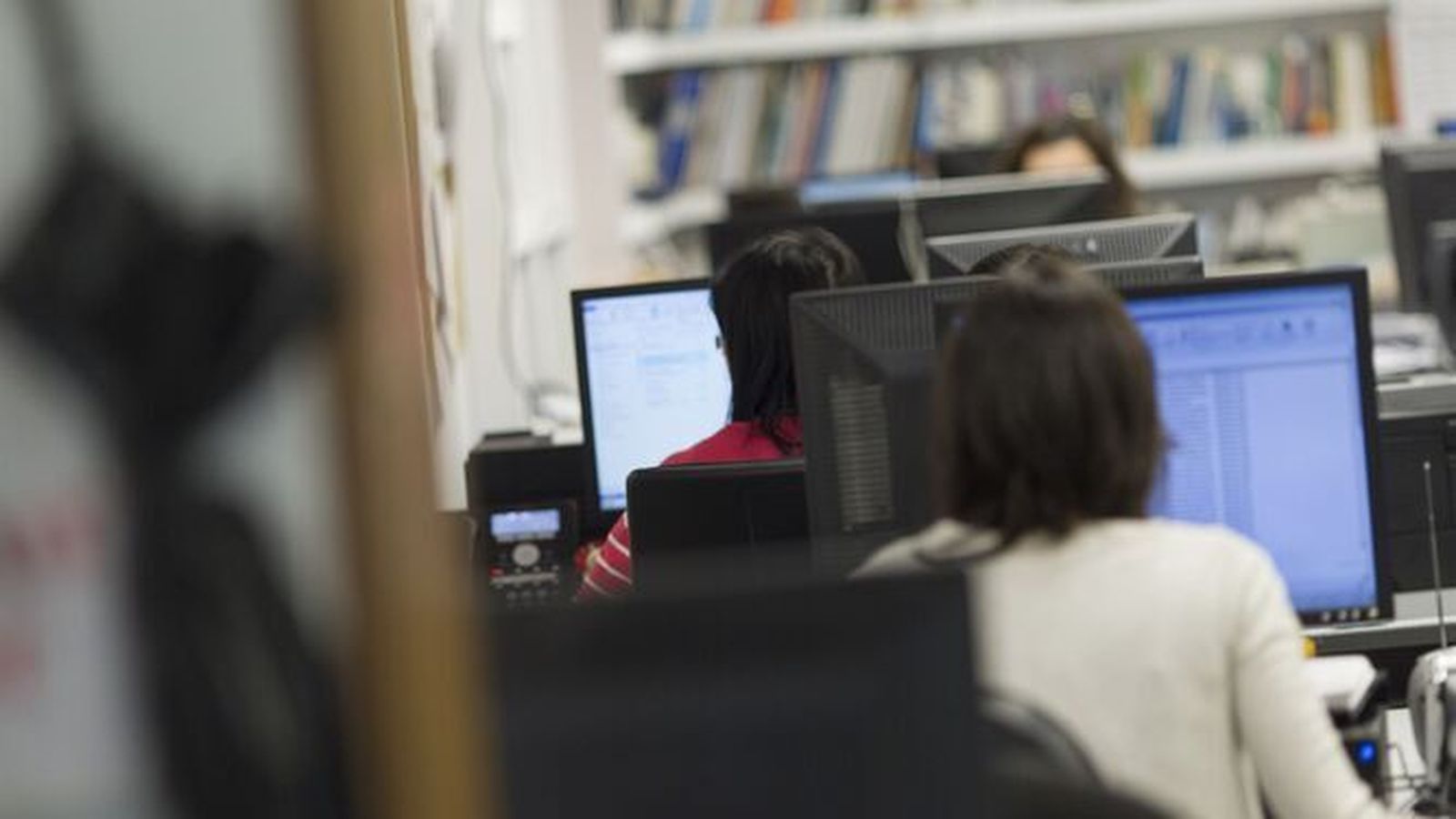 Empleados en una oficina.