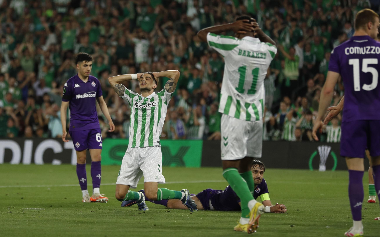 Bartra se echa las manos a la cabeza tras una de las oportunidades claras que tuvo.