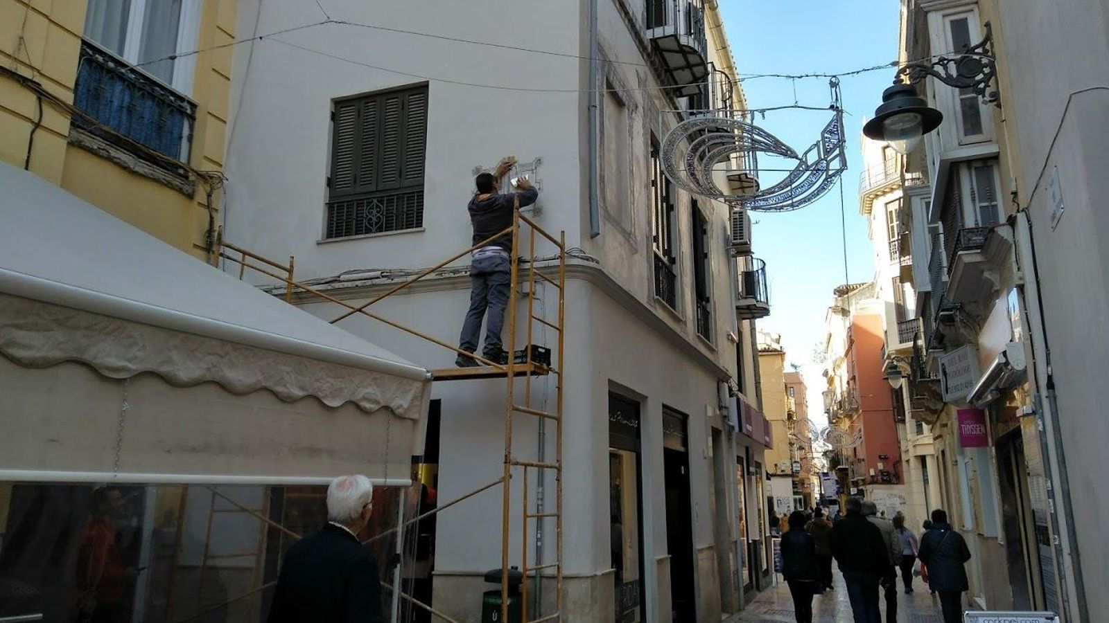 Un obrero este lunes retira el mosaico de Invader. Un obrero este lunes retira el mosaico de Invader.