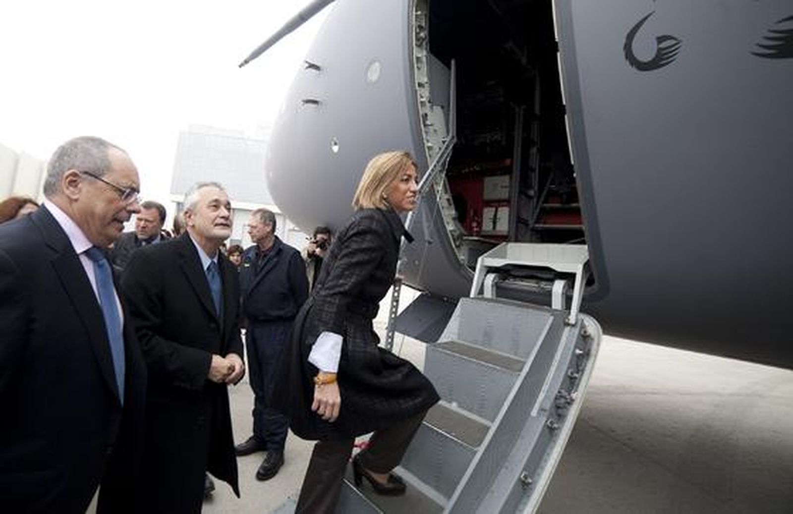 La ministra de Defensa, Carme Chacón, y el presidente de la Junta de Andalucía, José Antonio Griñán, se adentran en el A400M.

Foto: Antonio Pizarro