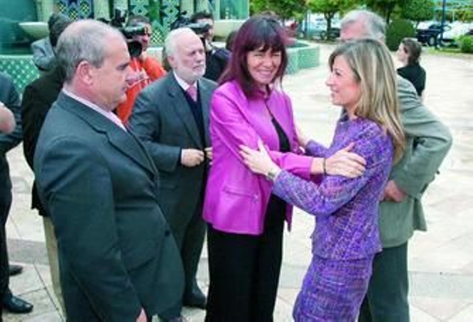 La consejera de Igualdad saluda a la ministra, Bibiana Aído, ayer en Sevilla.