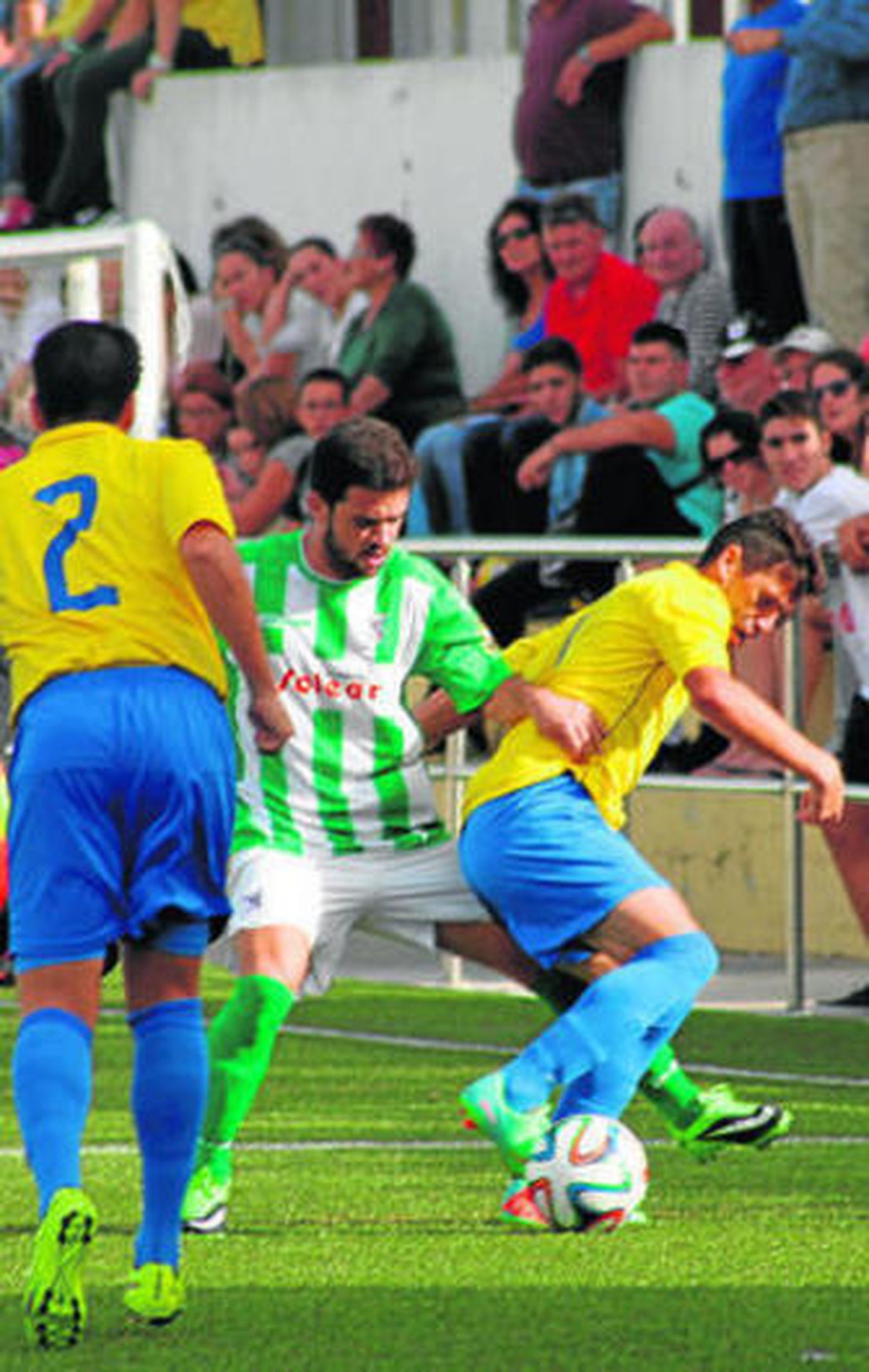 Crespo, autor del segundo gol, intenta marcharse de Alberto.