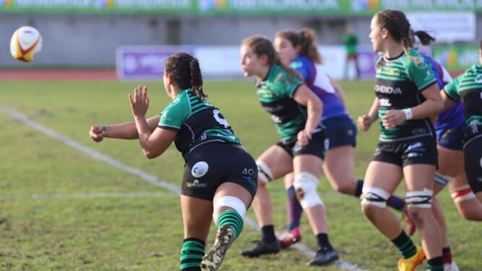 Julia Castro realiza una apertura en el partido contra Majadahonda.