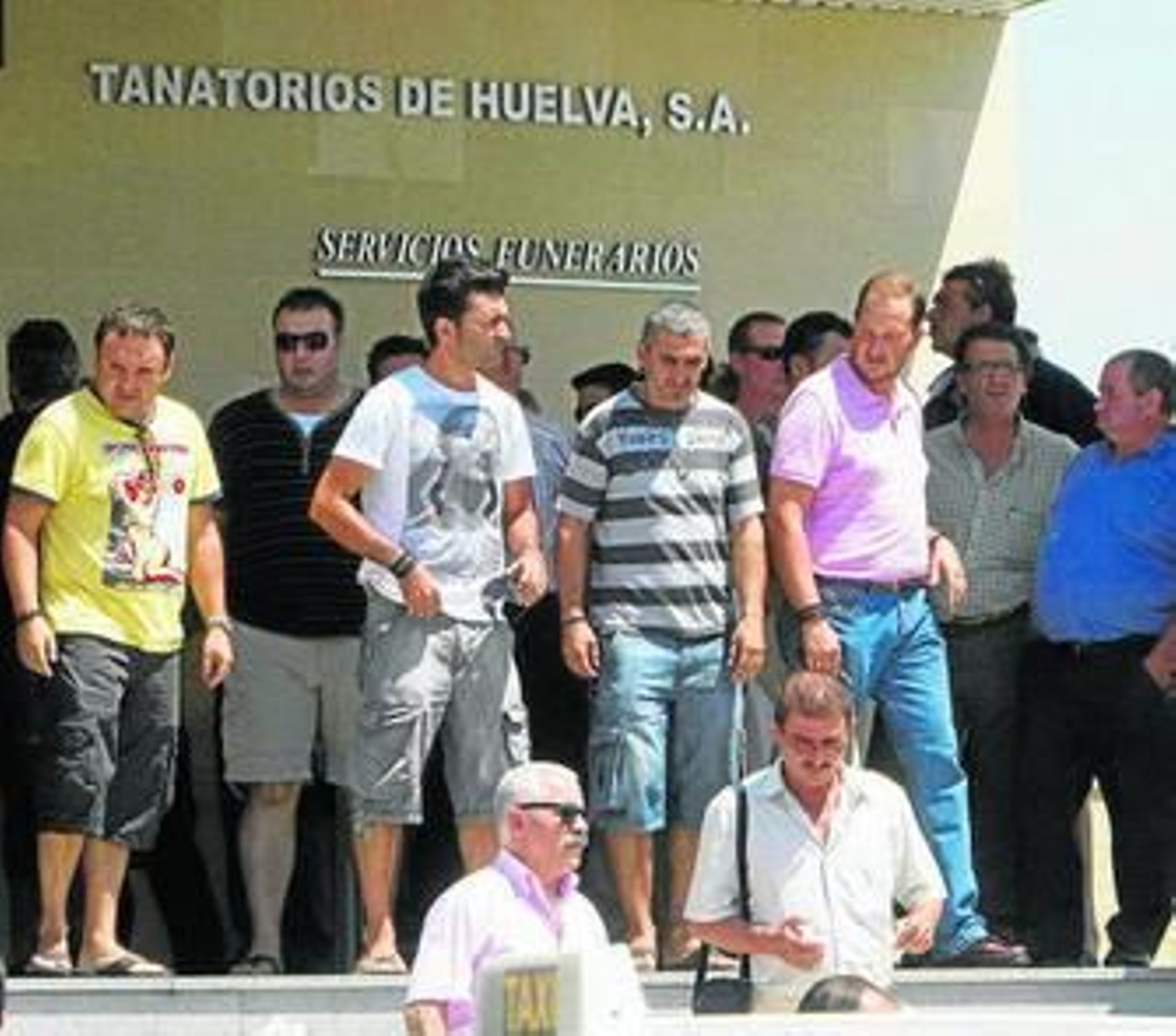 Amigos y compañeros de las víctimas se acercaron ayer por la mañana al tanatorio de Huelva (izda.), una imagen que se repetía por la tarde en Lucena (dcha.), donde una multitud  arropó al cortejo fúnebre.