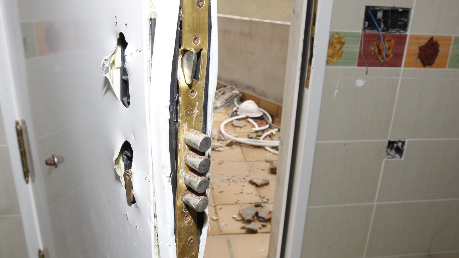 Una puerta reventada en una vivienda.