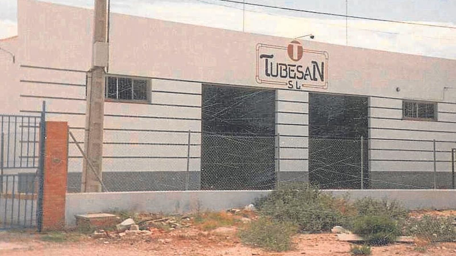 Segunda nave de mayor tamaño en el Polígono Industrial El Portal. Evolución del logotipo.