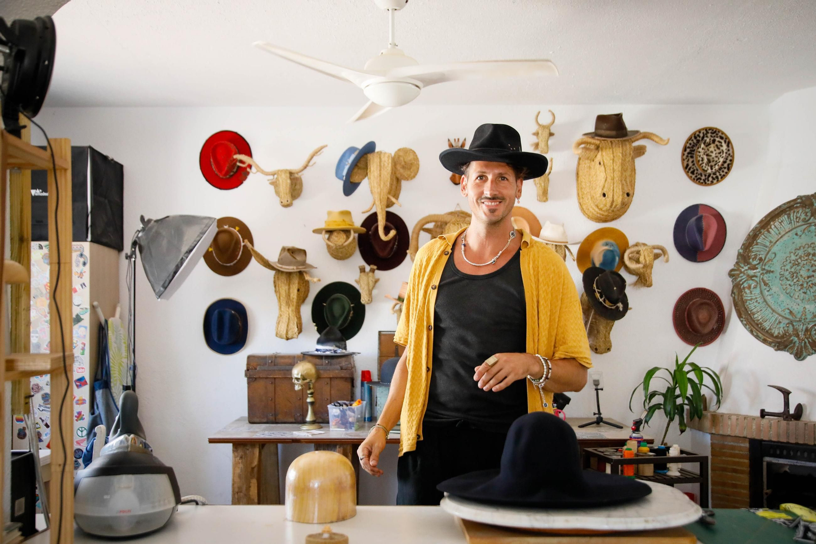 Imágenes del proceso creativo en sombreros de Alejandro Mateo