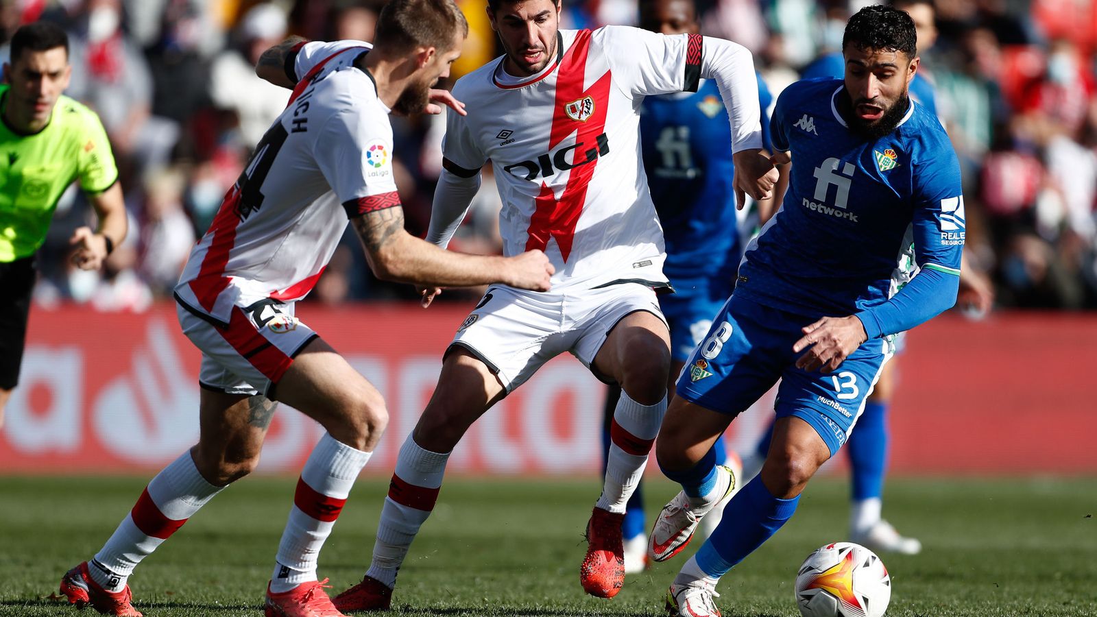 Fekir intenta marcharse de Saveljich y Comesaña.