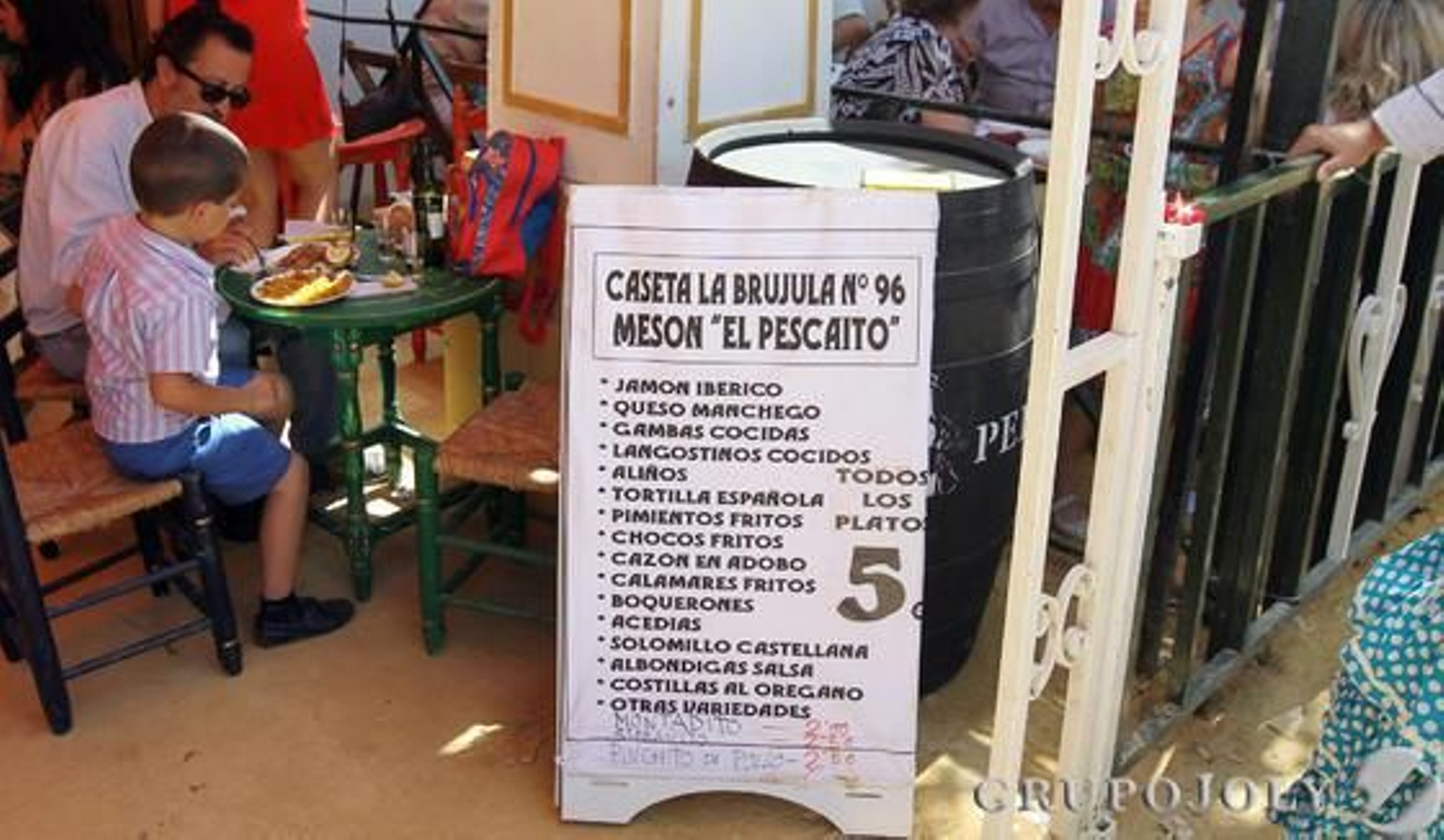 Cartel de precios de 'La Brújula'. Todos los platos a 5 euros.

Foto: Miguel Angel Gonzalez