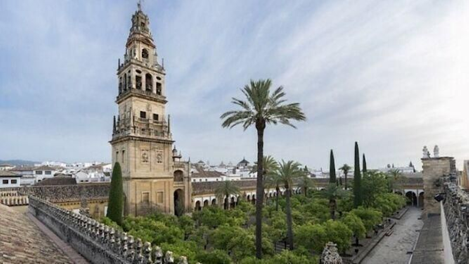 La Torre Campanario de la Mezquita-Catedral tiene una altura de 54 metros