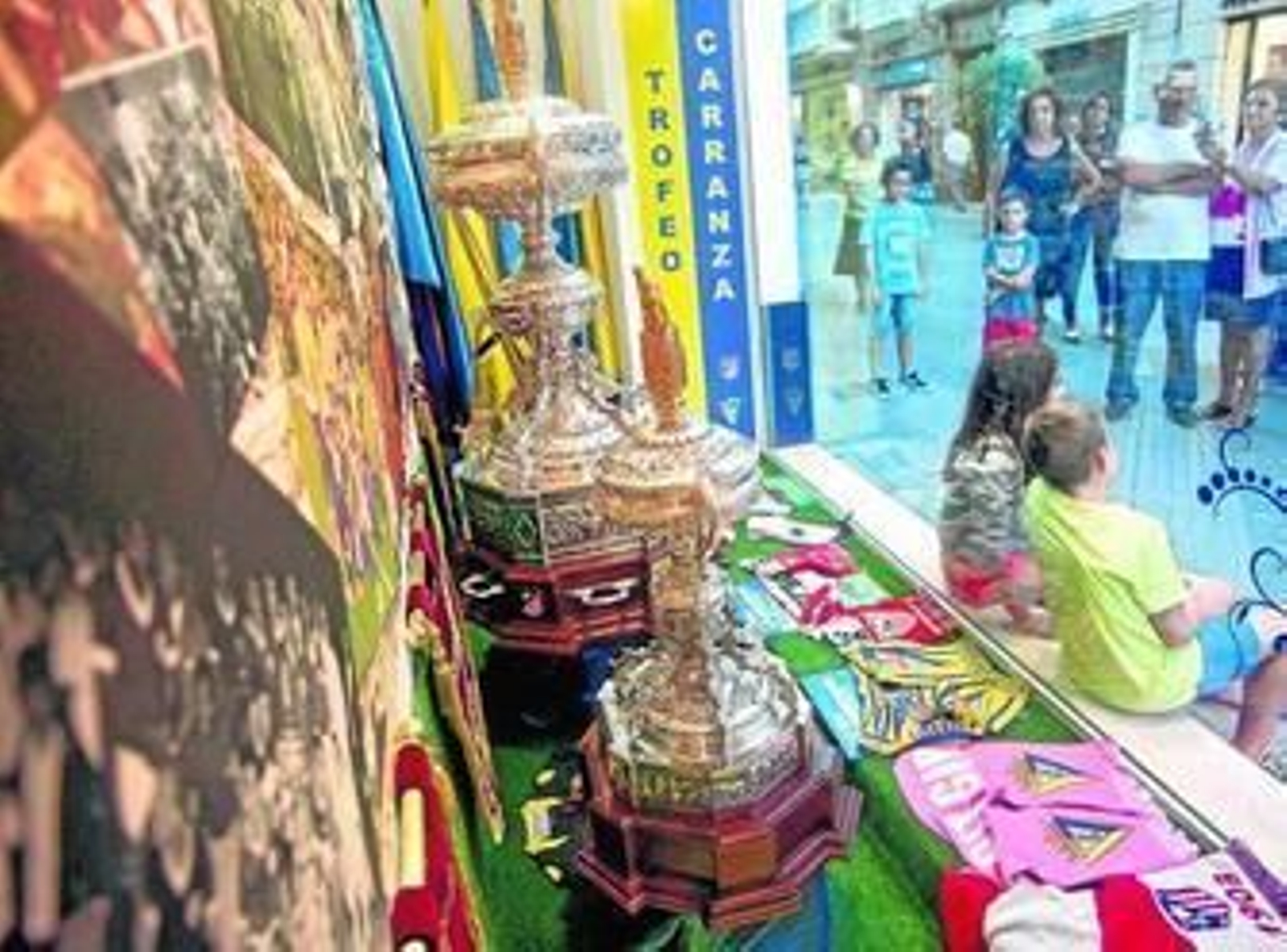 Copas del Trofeo Carranza expuestas en un comercio de la calle Ancha.