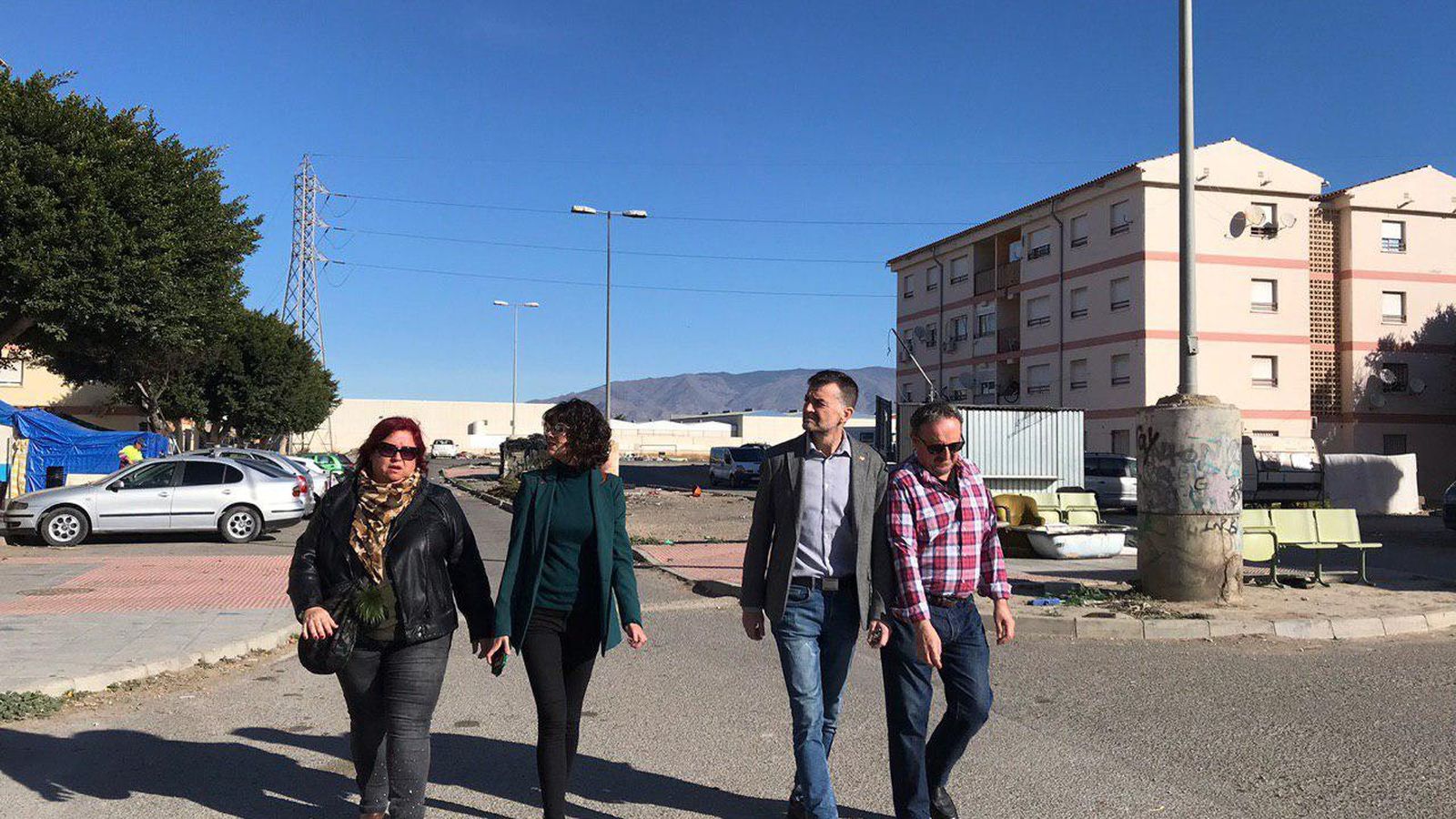 El coordinador general de IU Andalucía, Antonio Maíllo, junto a la coordinadora provincial de IU en Almería, María Jesús Amate, y a la candidata de IU a la Alcaldía del Ayuntamiento de Almería, Amalia Román, visitan El Puche.