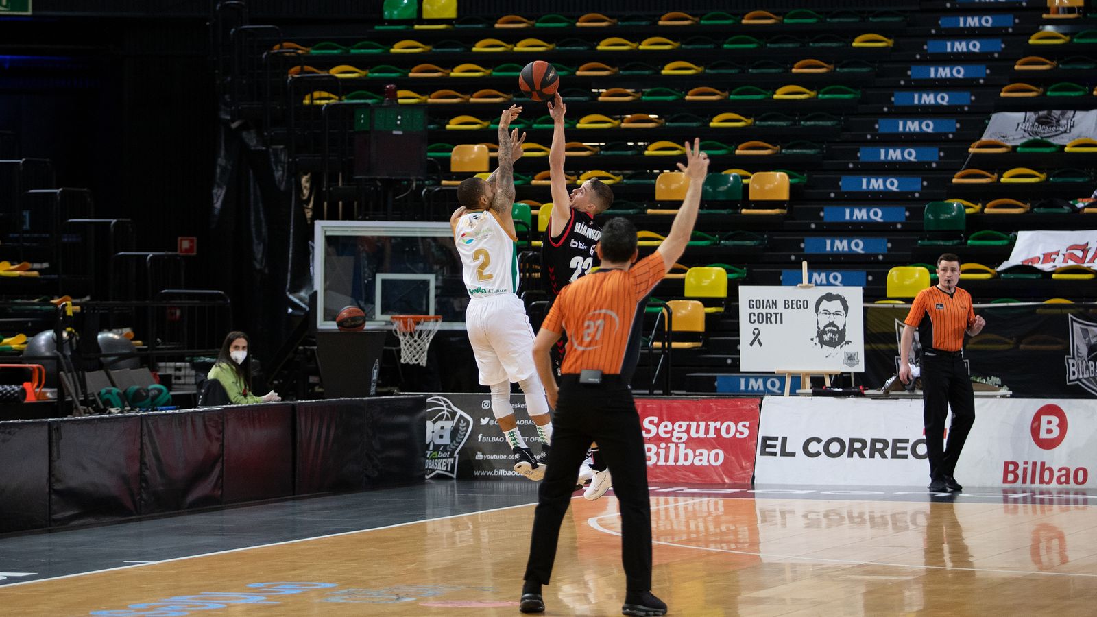 Hakanson tapona el triple de Randle en la última acción del duelo en Miribilla.