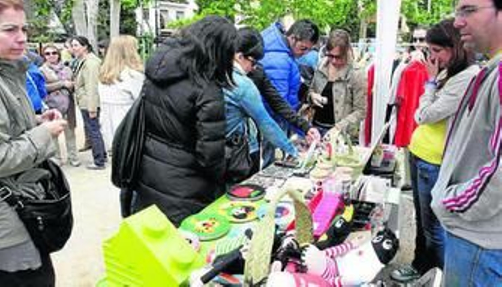 El mercadillo, organizado por la asociación artesanal Entretanto Creando, ha tenido ediciones anteriores, pero esta es la primera que sale a la calle. La intención de la asociación es repetir la experiencia con nuevos creadores y artesanos. REPORTAJE GRÁFICO: lUCÍA RIVAS