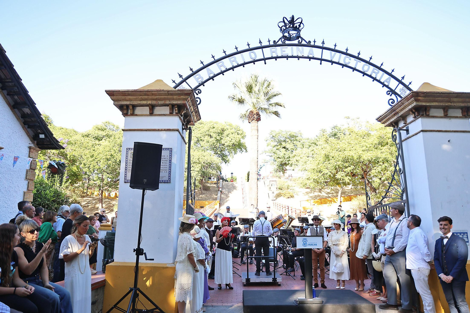 Imágenes de la colocación de la Corona Real del Barrio Reina Victoria