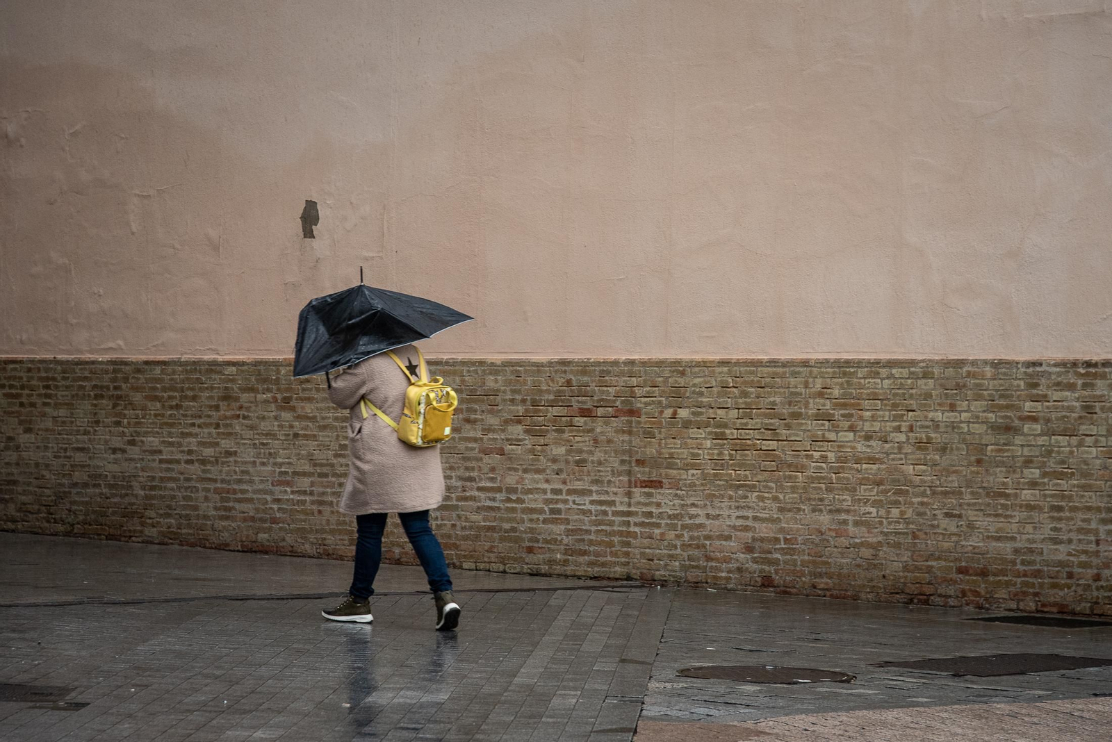 Día de lluvia, viento y frío en Huelva, en imágenes