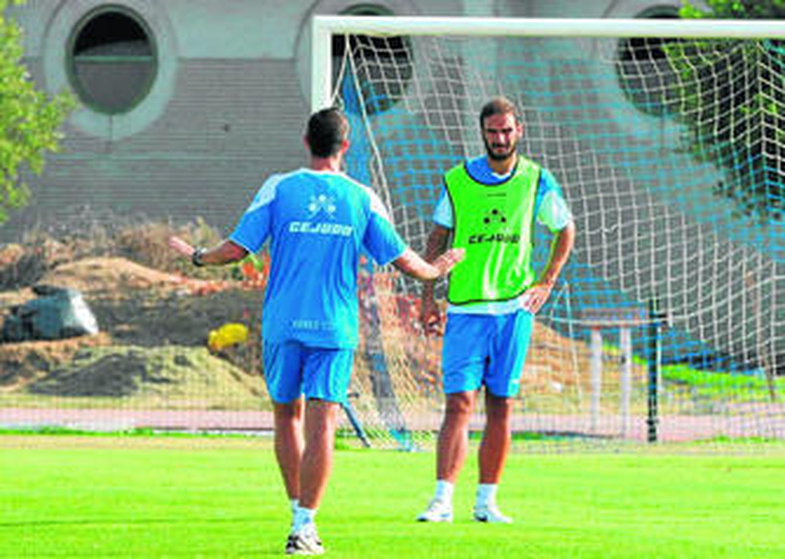 David Lombán, que se ha quejado de las expulsiones, recibe instrucciones de Merino en un entrenamiento en el Anexo.