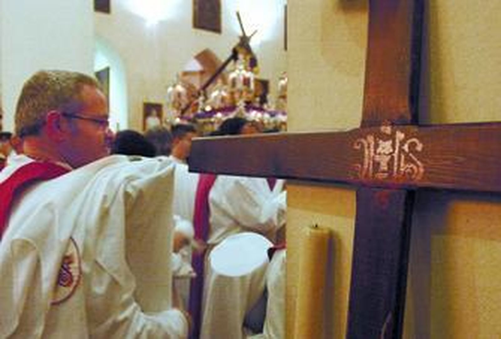 Rostros circunspectos en el interior del templo de San Vicente.