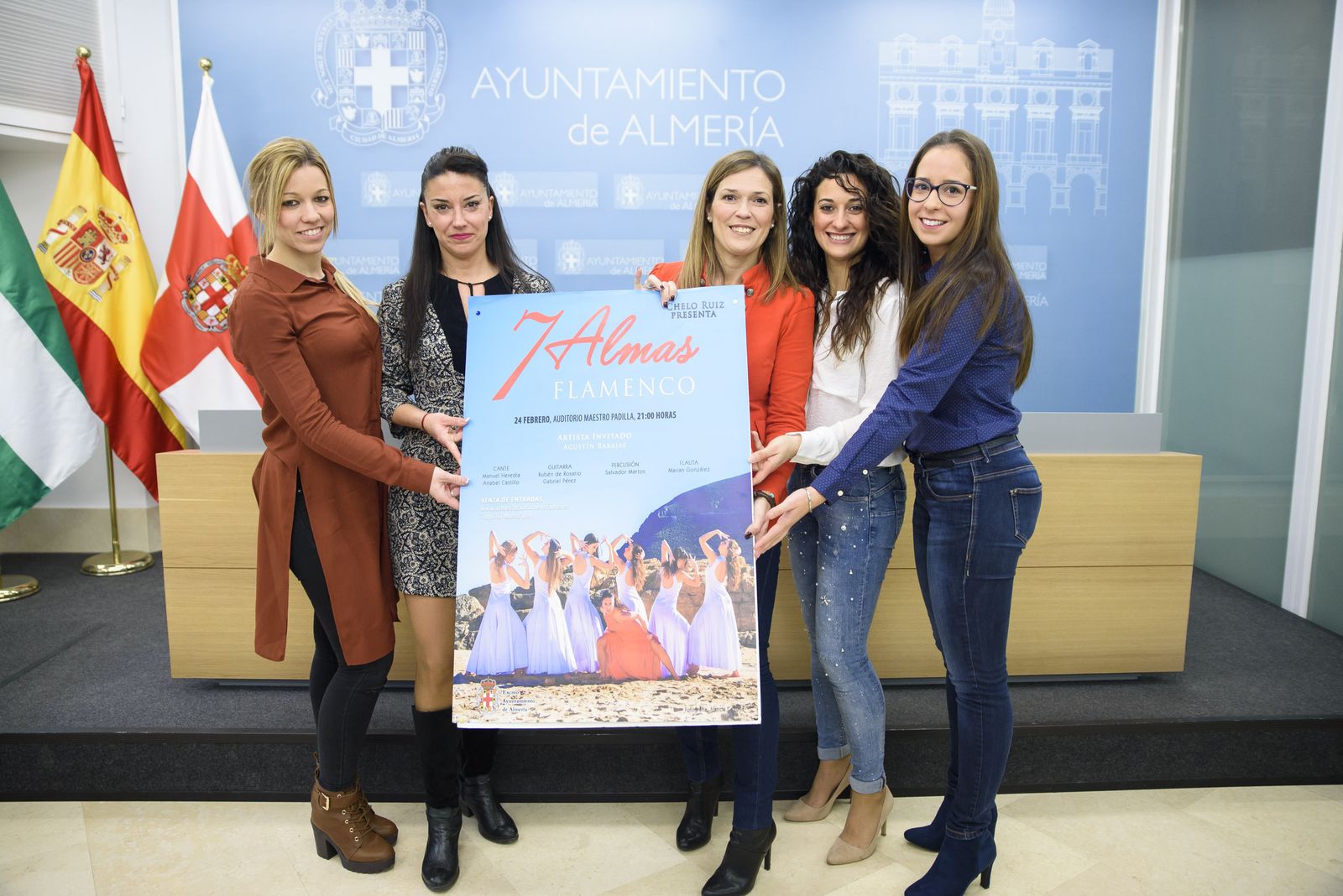 La concejala de Cultura, Ana Martínez Labella con Chelo Ruiz y algunas de las bailaoras que participan en el espectáculo.