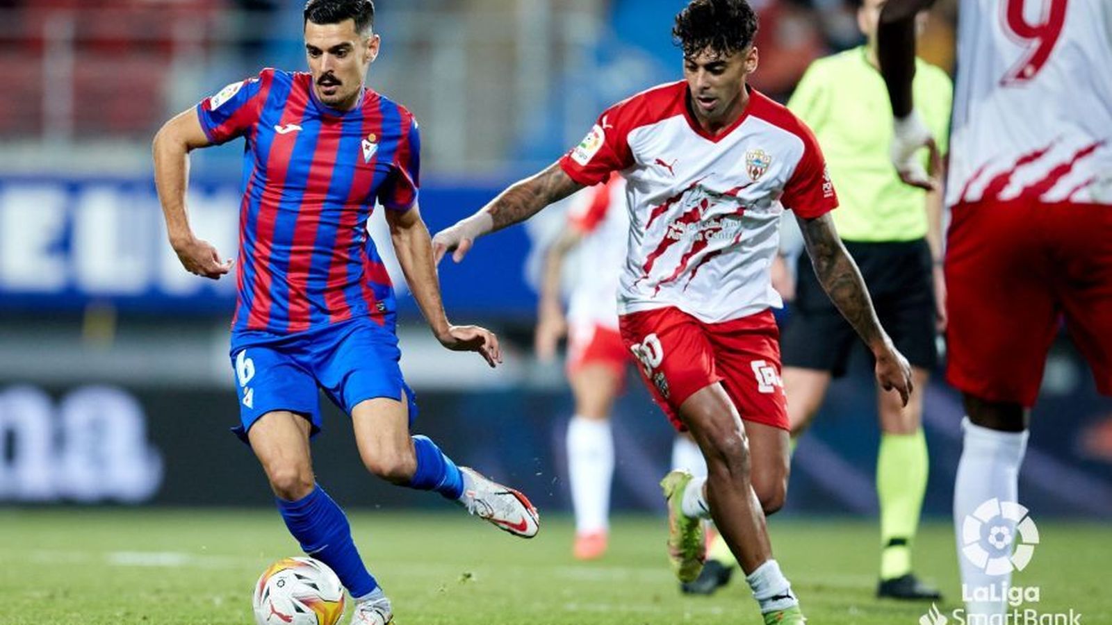 Samu persigue a Expósito.