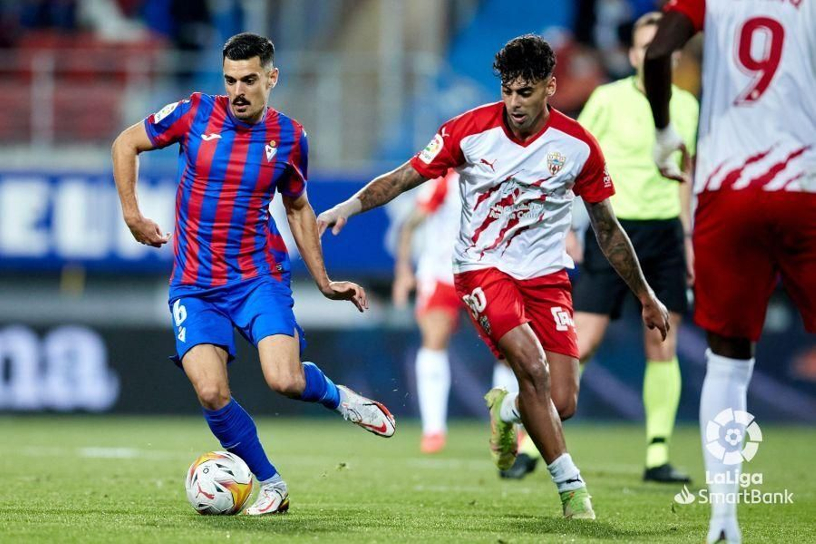 Samu persigue a Expósito.