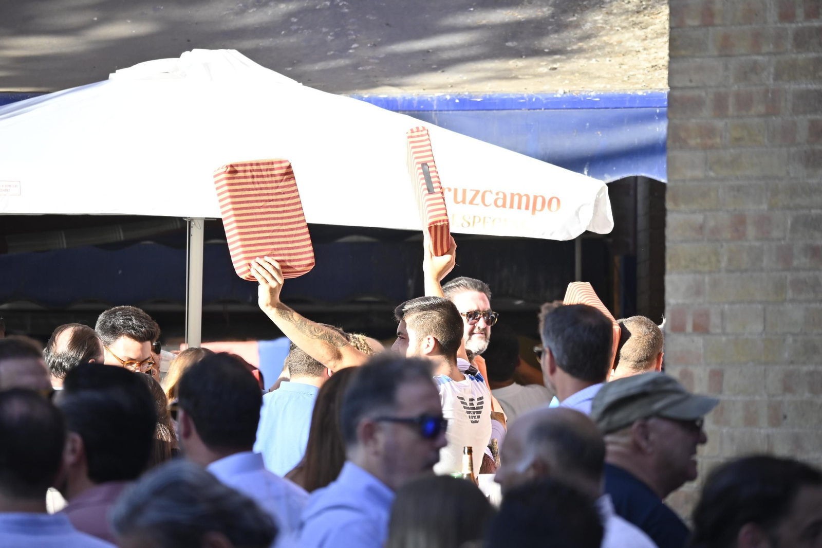 Imágenes de ambiente en el tercer día de toros en Huelva