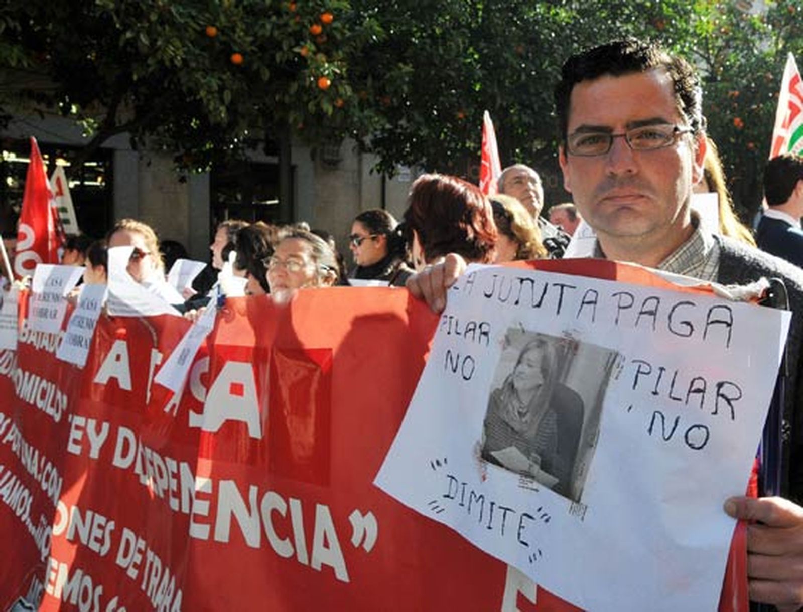 La Policía Local frena el intento de las trabajadoras de Acasa y Limasa de tomar el Consistorio si bien lograron ocupar la sede del grupo municipal del PSOE más tarde

Foto: Manuel Aranda