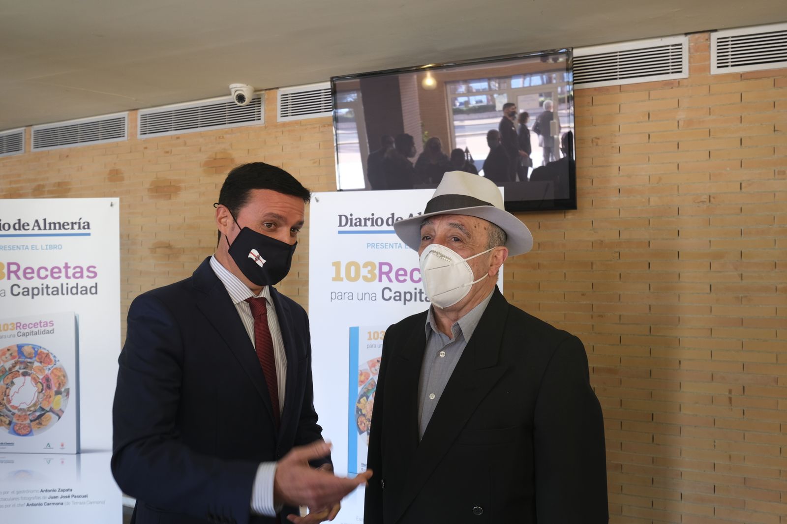 Fotogalería presentación libro '103 Recetas para una Capitalidad'. Almería