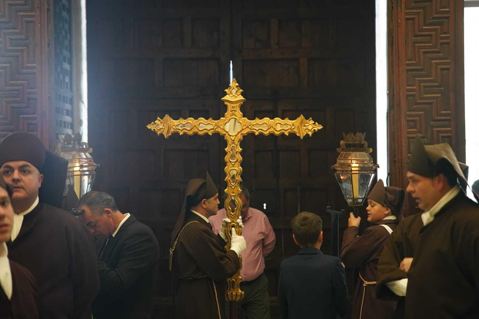 Martes Santo en Lucena: Las procesiones del Carmen, Servitas y Amor y Paz, en imágenes