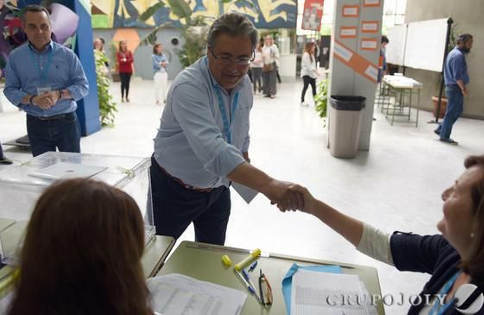 Zoido, votando en las elecciones municipales de 2015.