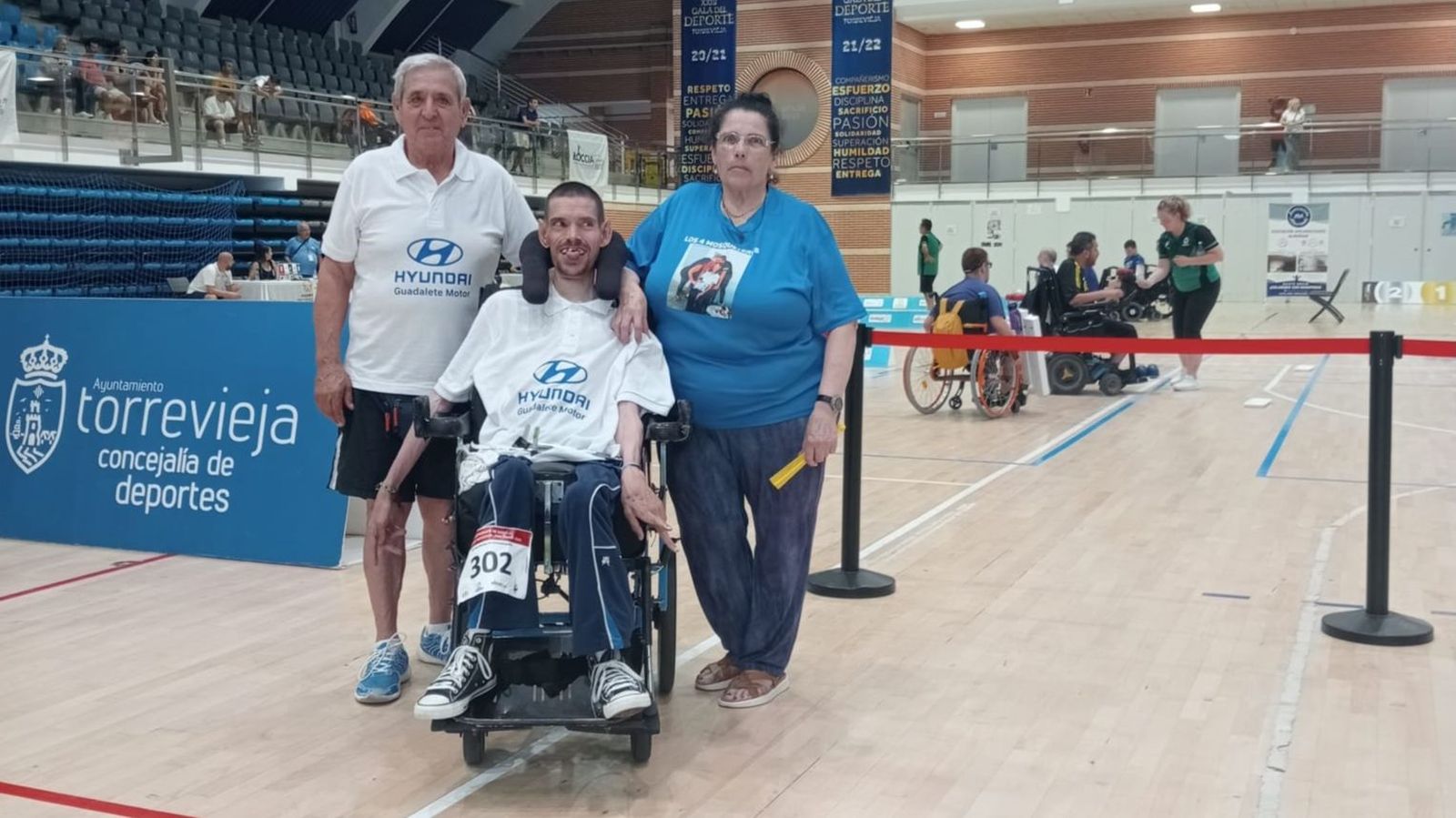 Chema Rodríguez, junto a sus padres, Pepe y Manuela, en Torrevieja.