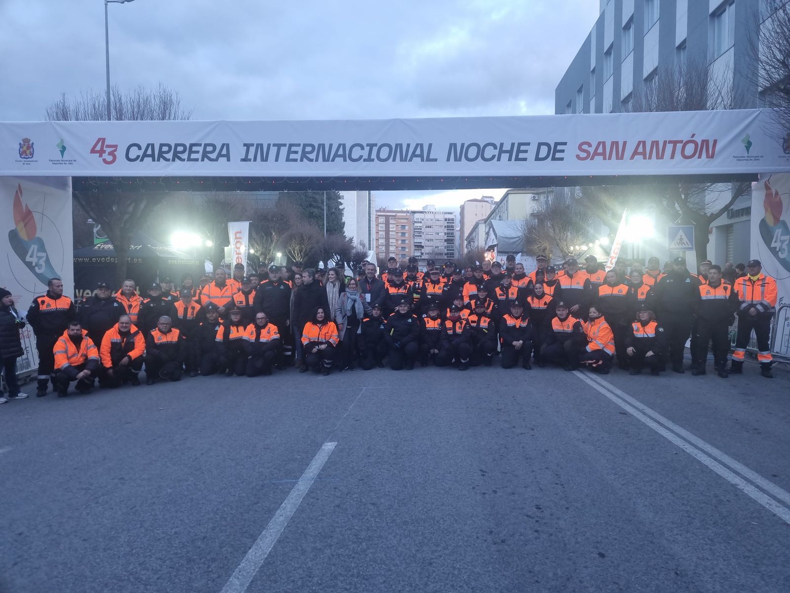 Las autoridades, junto a los voluntarios  de Protección Civil.