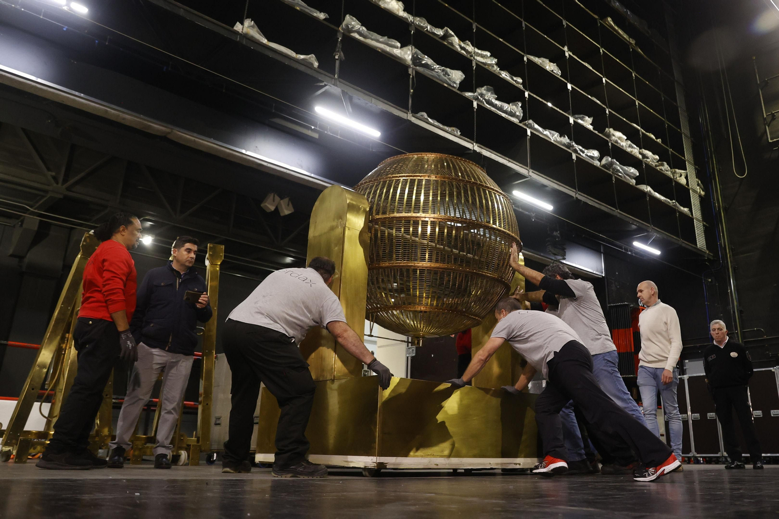 Las imágenes de la llegada de los bombos al Teatro Real