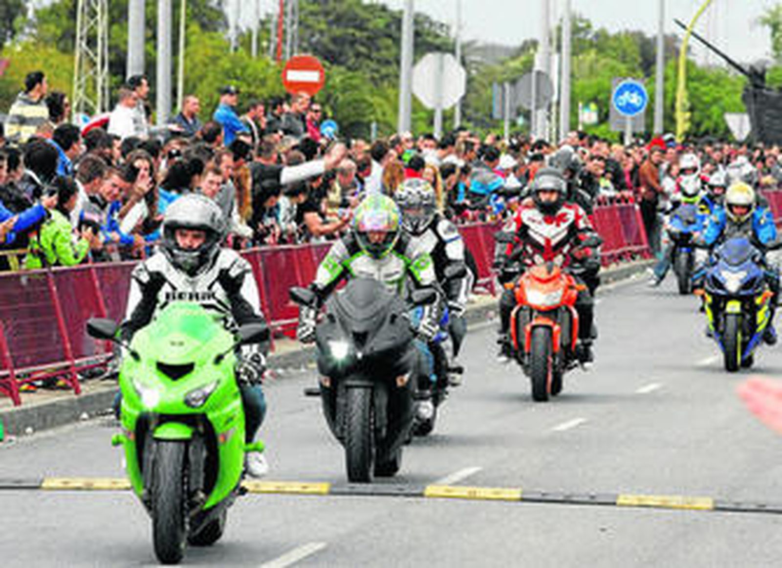 La afluencia de motoristas fue creciendo a medida que avanzaba la jornada y mejoraba el tiempo, al dar la lluvia un respiro.