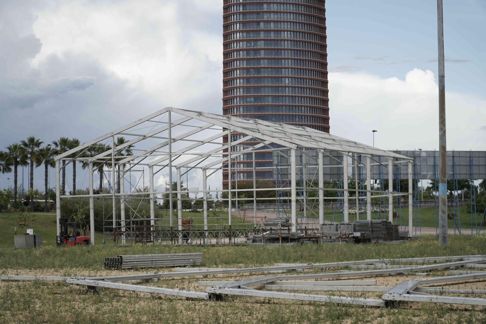 Varias estructuras metálicas montadas y en el suelo del Parque Vega de Triana.
