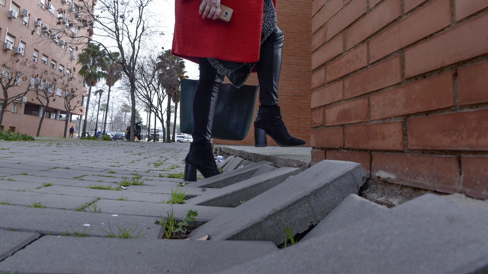 Adoquines descolocados por el hundimiento de la acera.