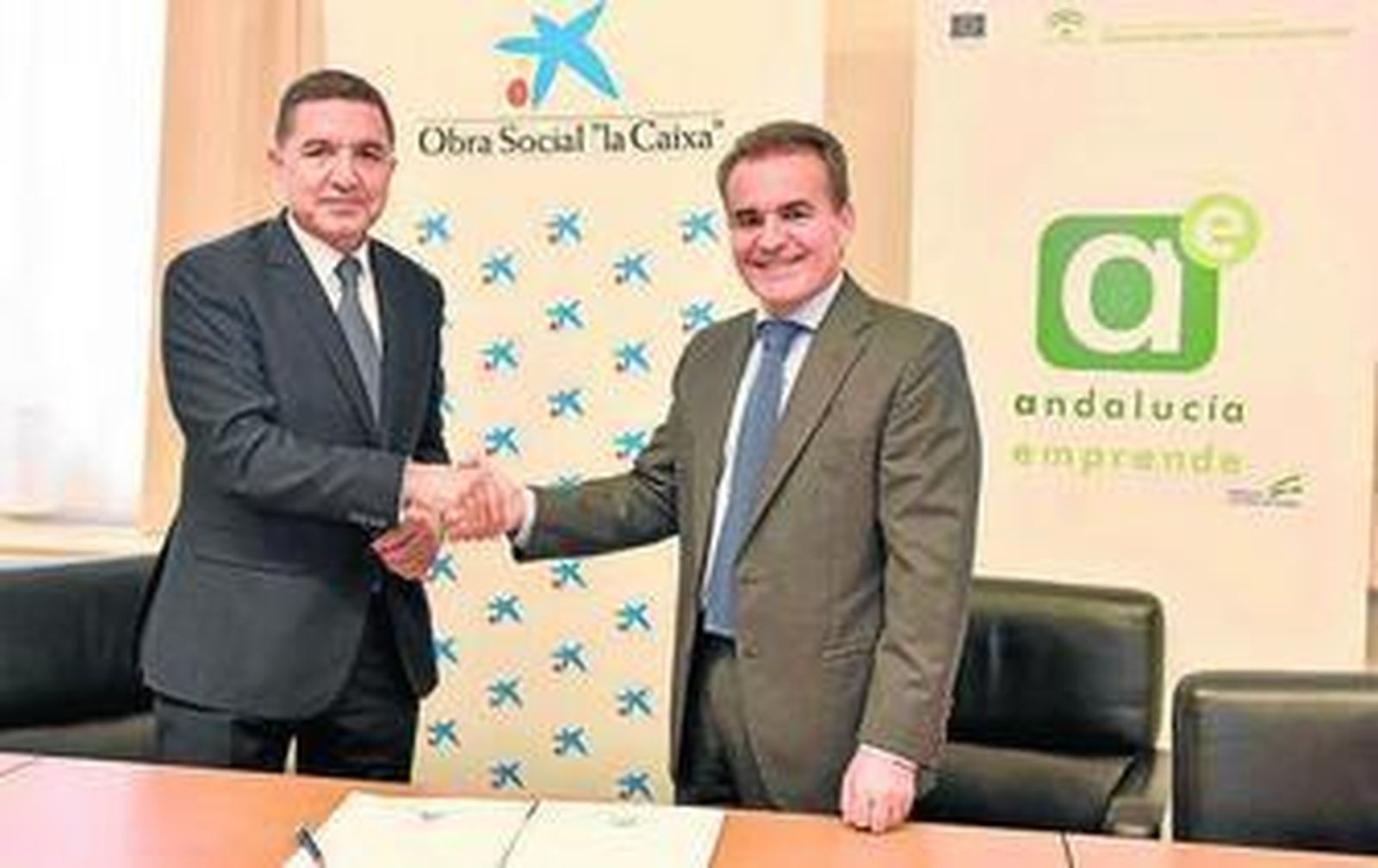 Gaspar Llanes, secretario general de Economía y presidente de Andalucía Emprende; y Rafael Herrador, director de La Caixa en Andalucía Occidental.