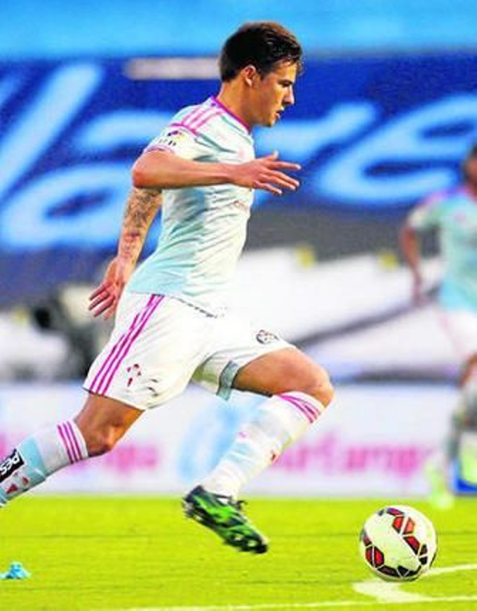 Santi Mina avanza con el balón controlado en un partido de la pasada Liga.