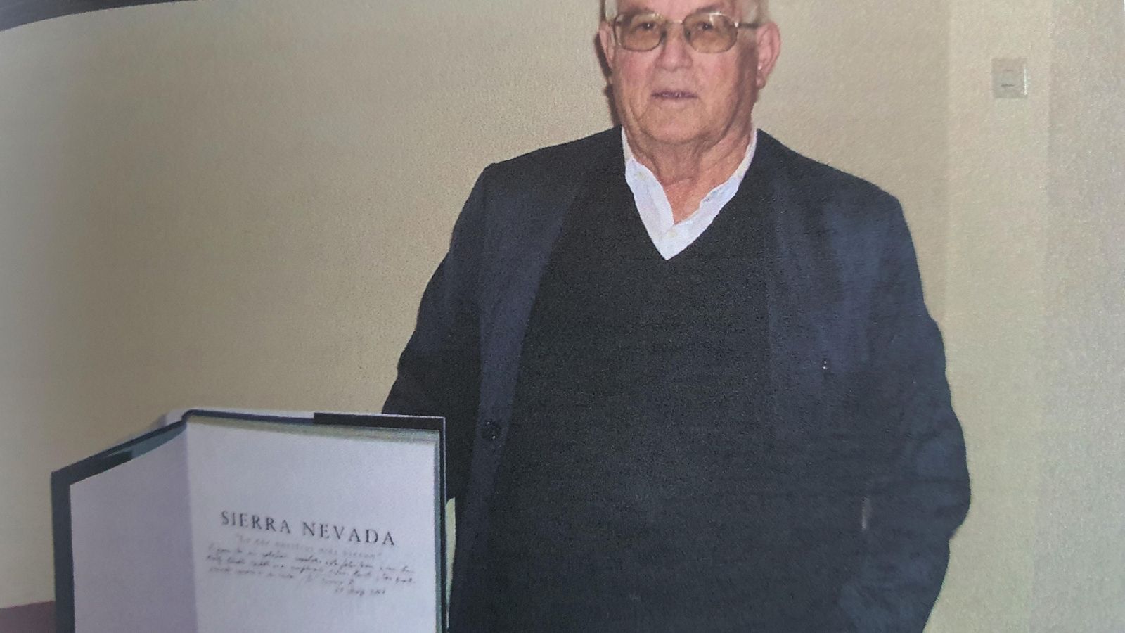 El padre Ferrer con su libro sobre Sierra Nevada.