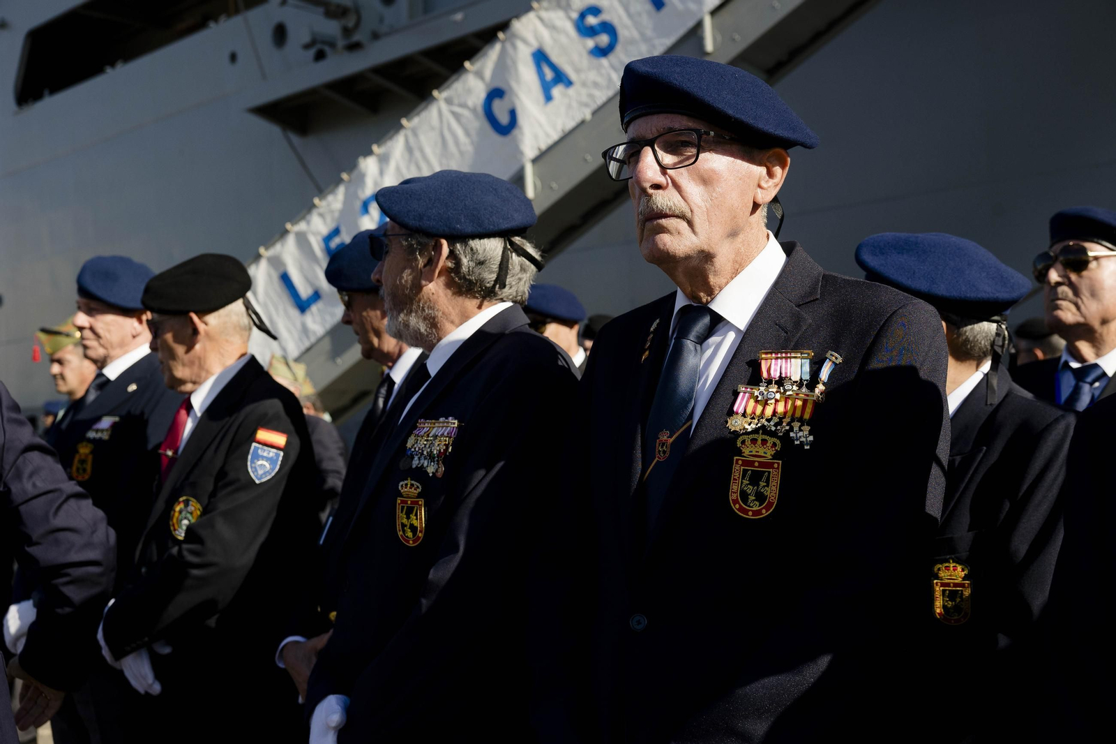 Las imágenes del día del veterano de las Fuerzas Armadas y Guardia Civil en Cádiz.