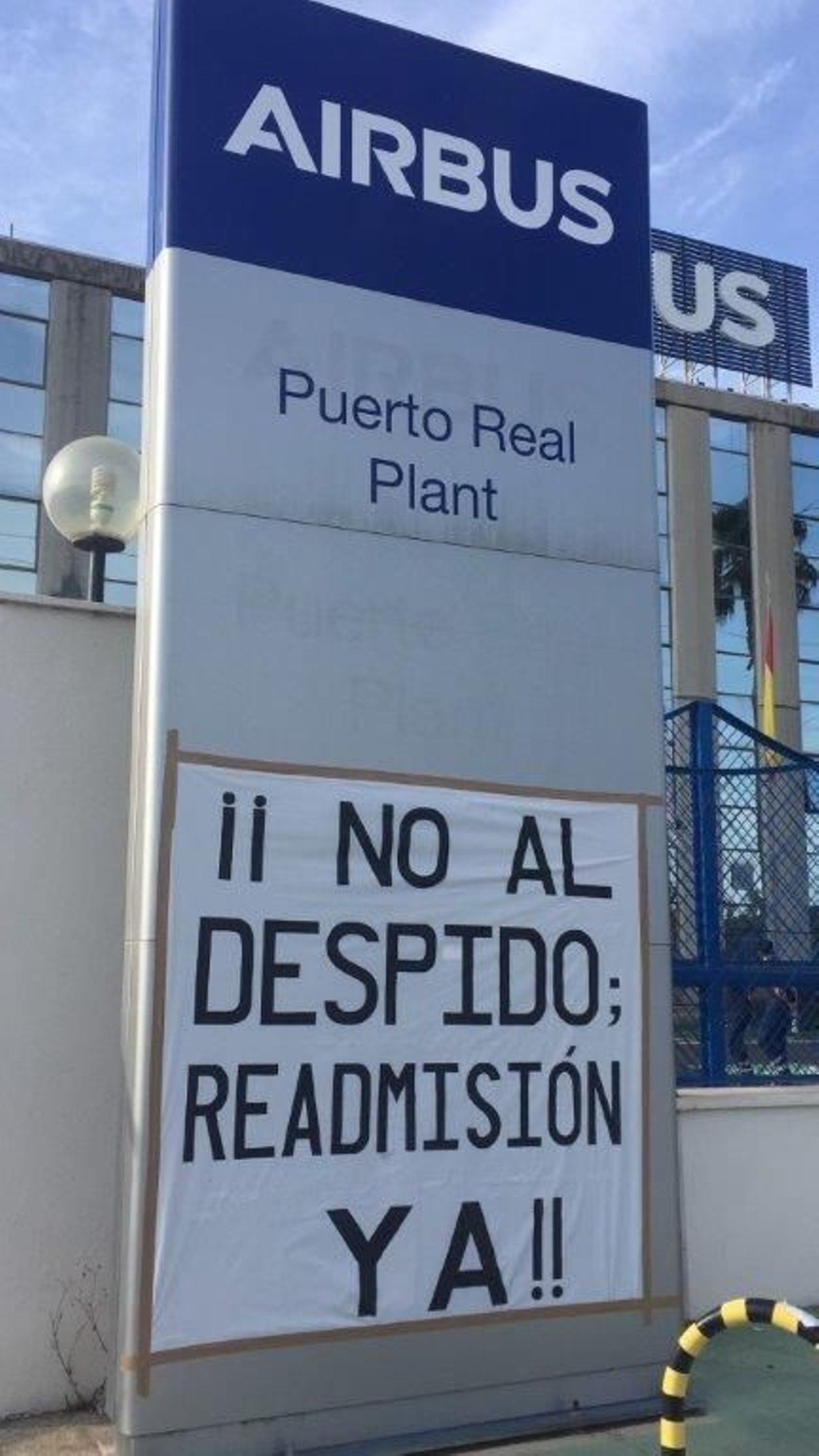 Cartel que reivindica la readmisión del despedido.