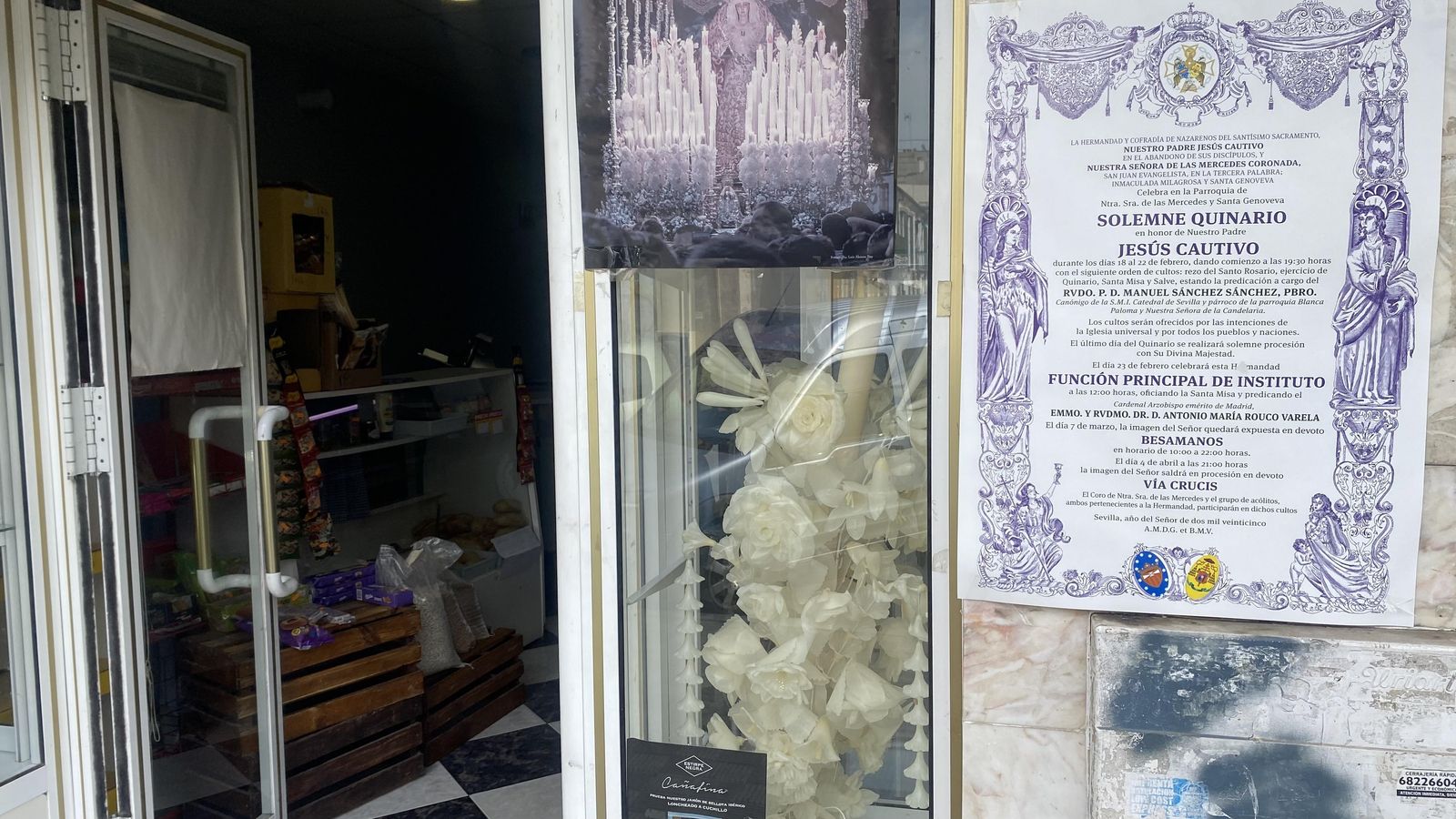 El cartel que anuncia que hoy predica Rouco junto a una vela rizada.