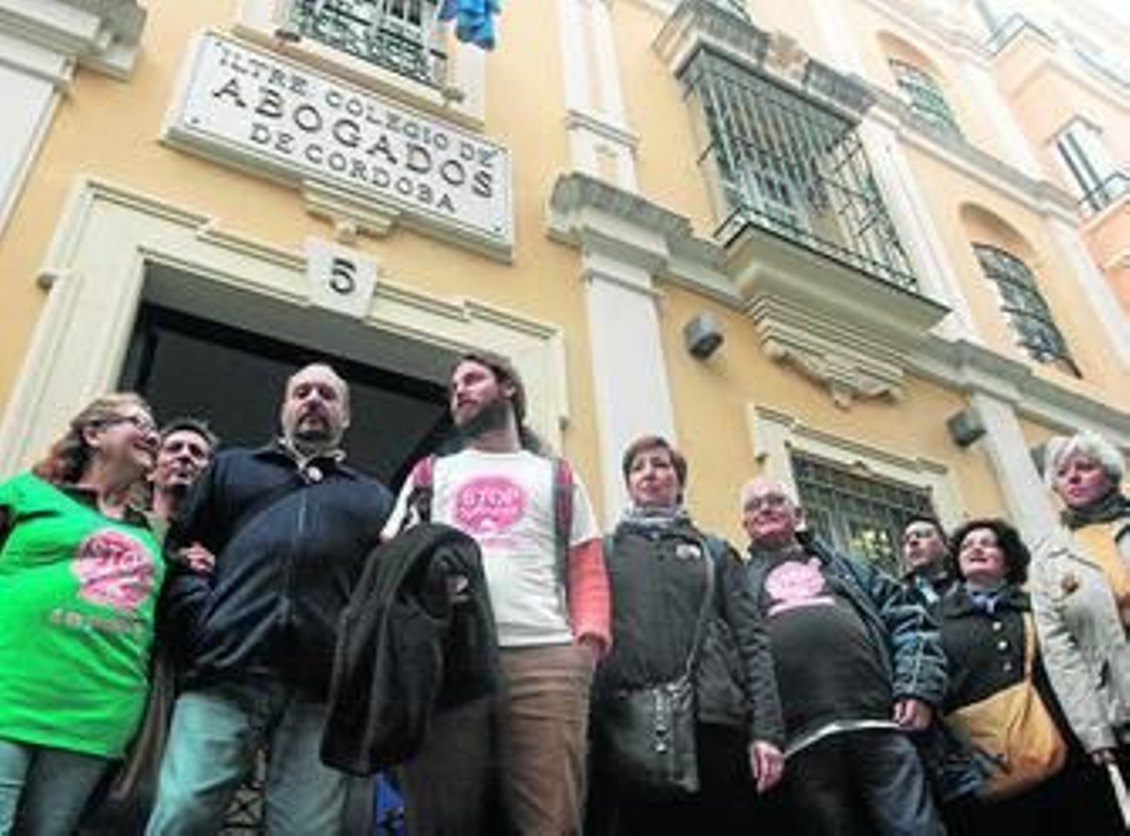Miembros de la plataforma, ayer ante la sede del Colegio de Abogados.