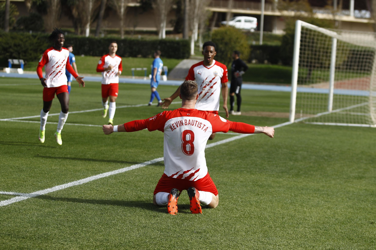 Kevi, asistente, espera la llegada del goleador Neves para abrazarse tras el 1-0.