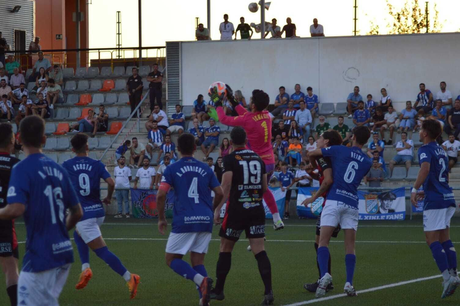 Isma Gil salta y atrapa un balón rodeado de azulinos y pontanos. Isma Gil salta y atrapa un balón rodeado de azulinos y pontanos.