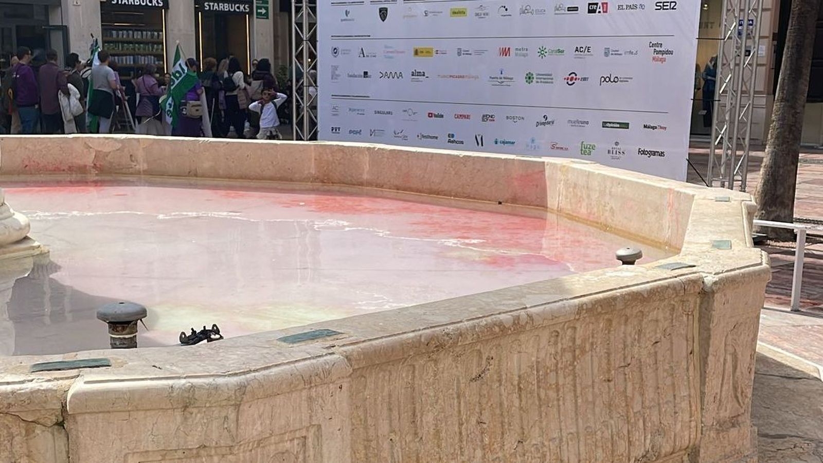 La fuente que ha aparecido teñida de rojo