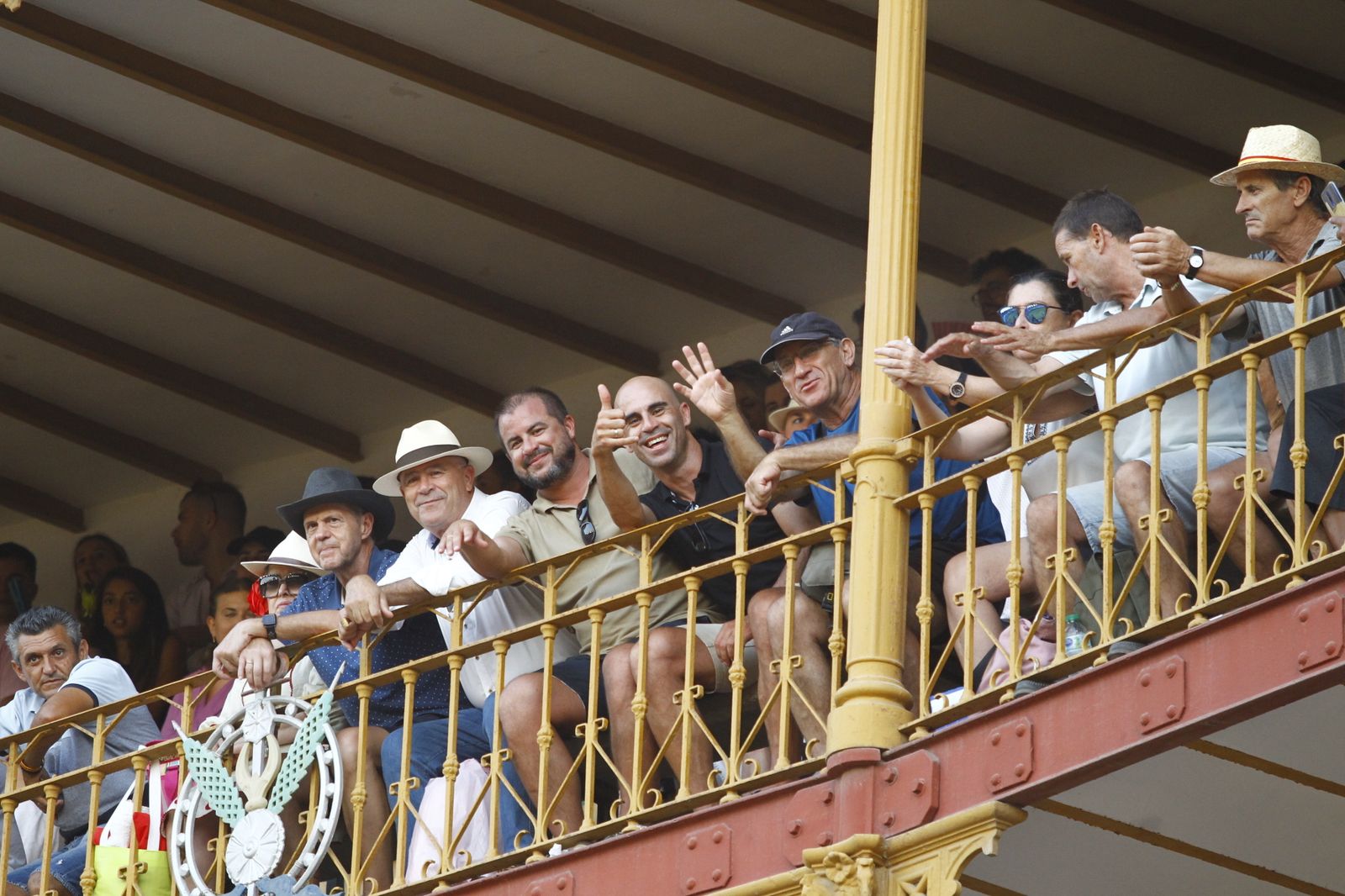 Imágenes del 'ambiente' en la corrida de toros de la Feria de Almería, con los diestros Morante de la Puebla, El Juli y Tomás Rufo