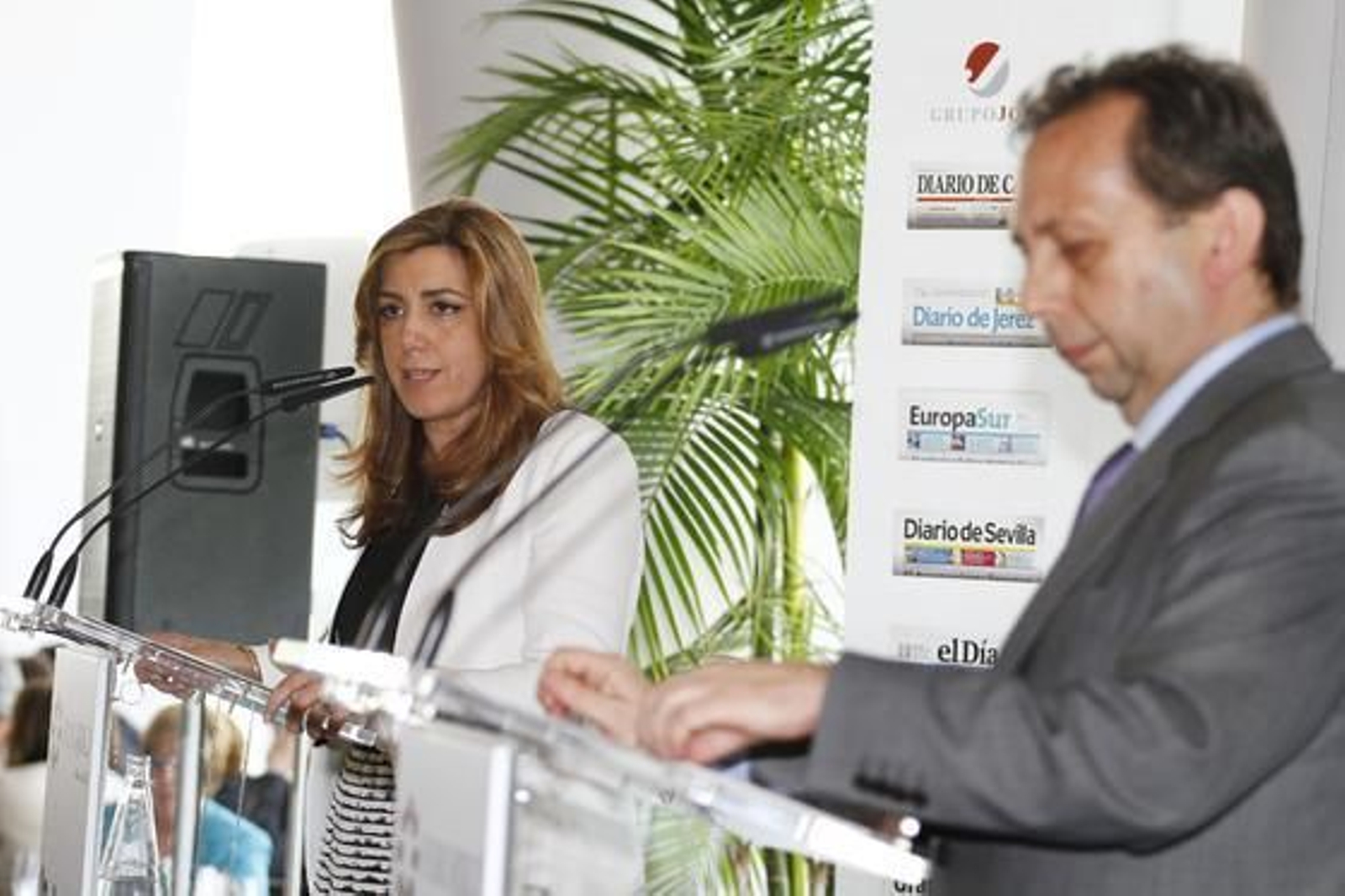 La secretaria de Organización del PSOE-A, Susana Díaz, en su intervención, con el director del 'Diario de Sevilla', en primer término.

Foto: Juan Carlos Vázquez y Victoria Hidalgo
