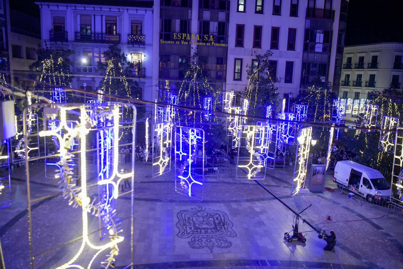 Así fue la Nochevieja 2021 en Granada, en imágenes: uvas en una Plaza del Carmen vallada y ambiente de fiesta en la calle