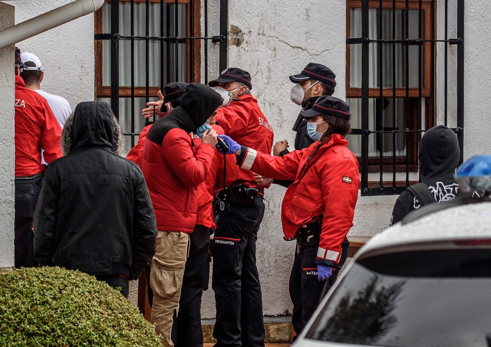 Una agente de la Ertzaintza realiza la prueba de alcoholemia a uno de los asistentes de la fiesta ilegal de Deio.